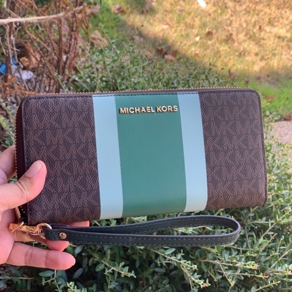 Michael kors jet set large central stripe wallet